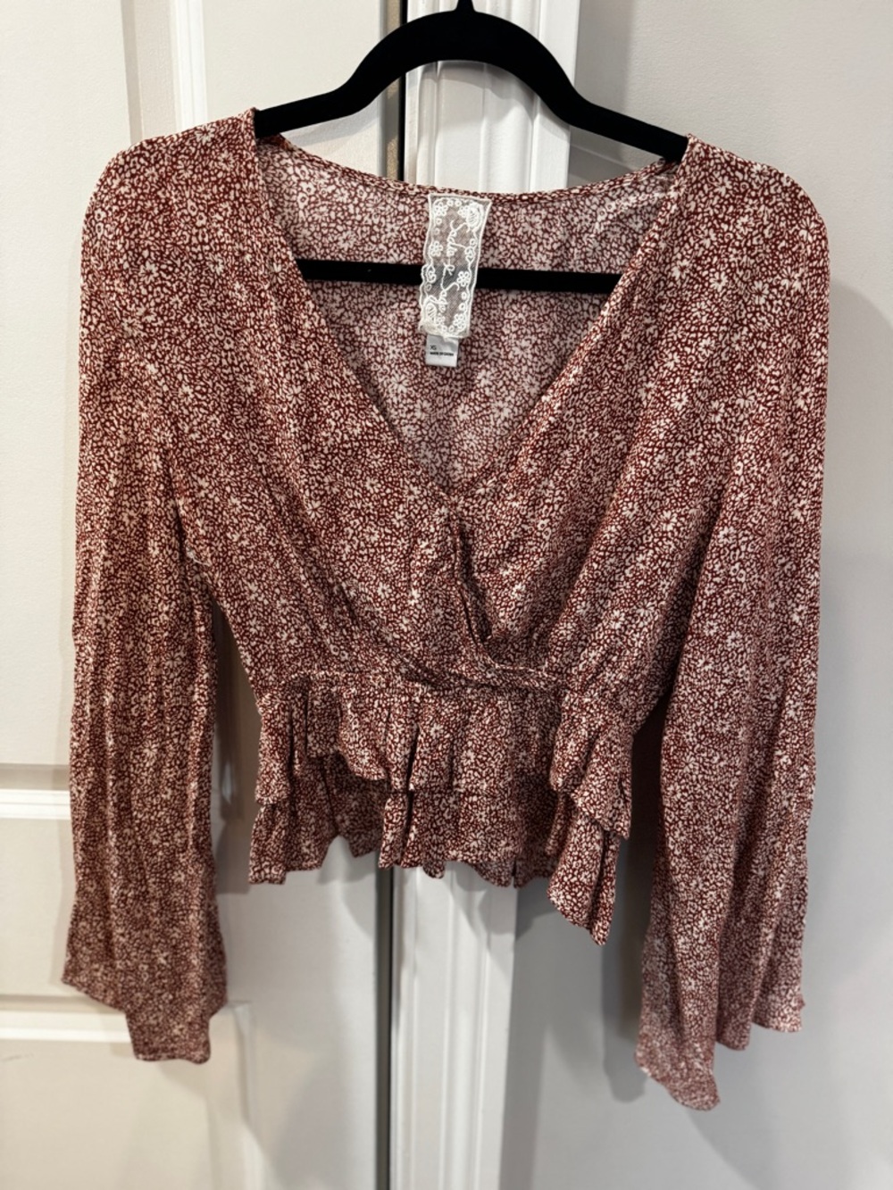 Sadie & Sage Boho Floral Flowy Peplum Top (XS)